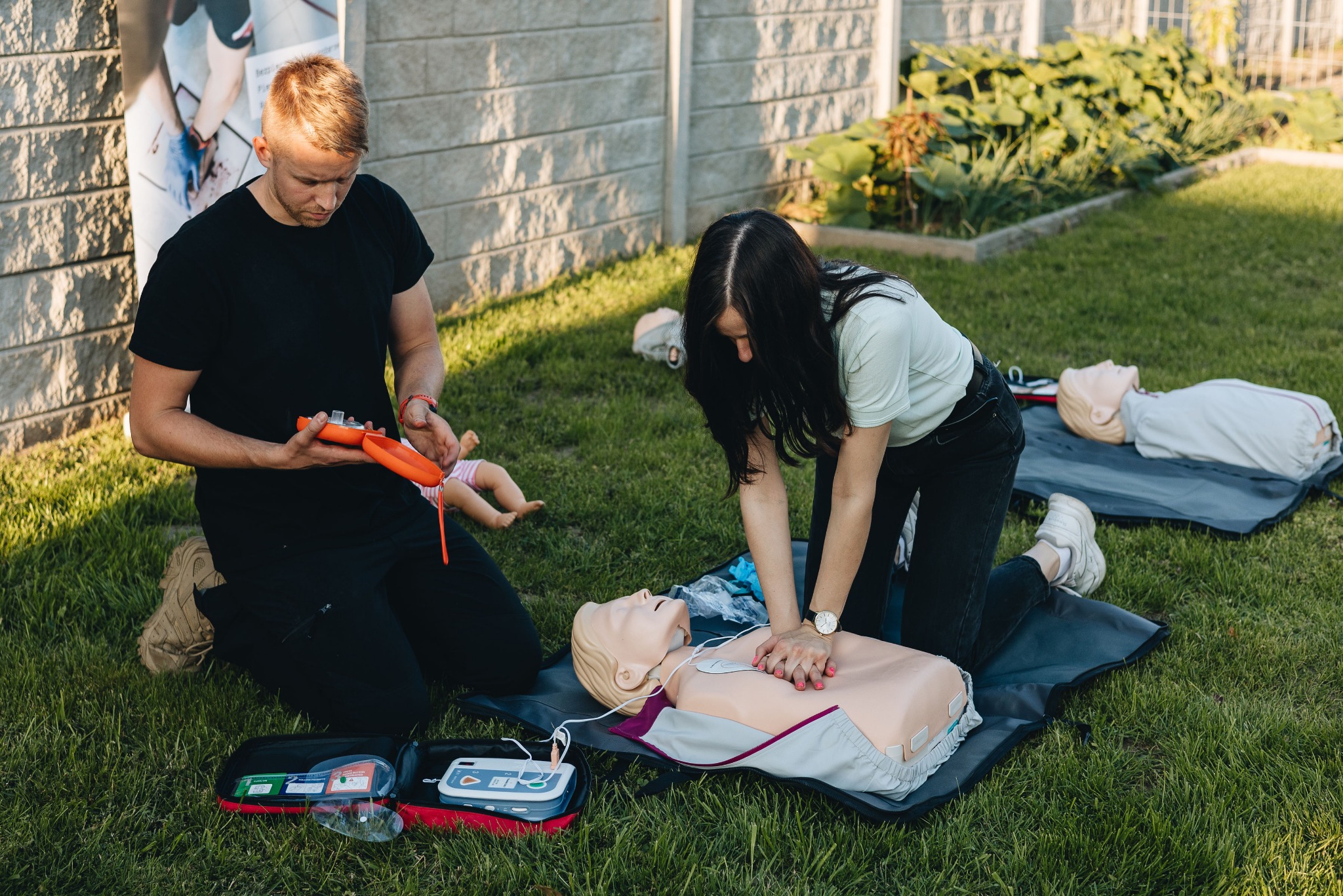 Resuscytacja krążeniowo-oddechowa z użyciem AED.