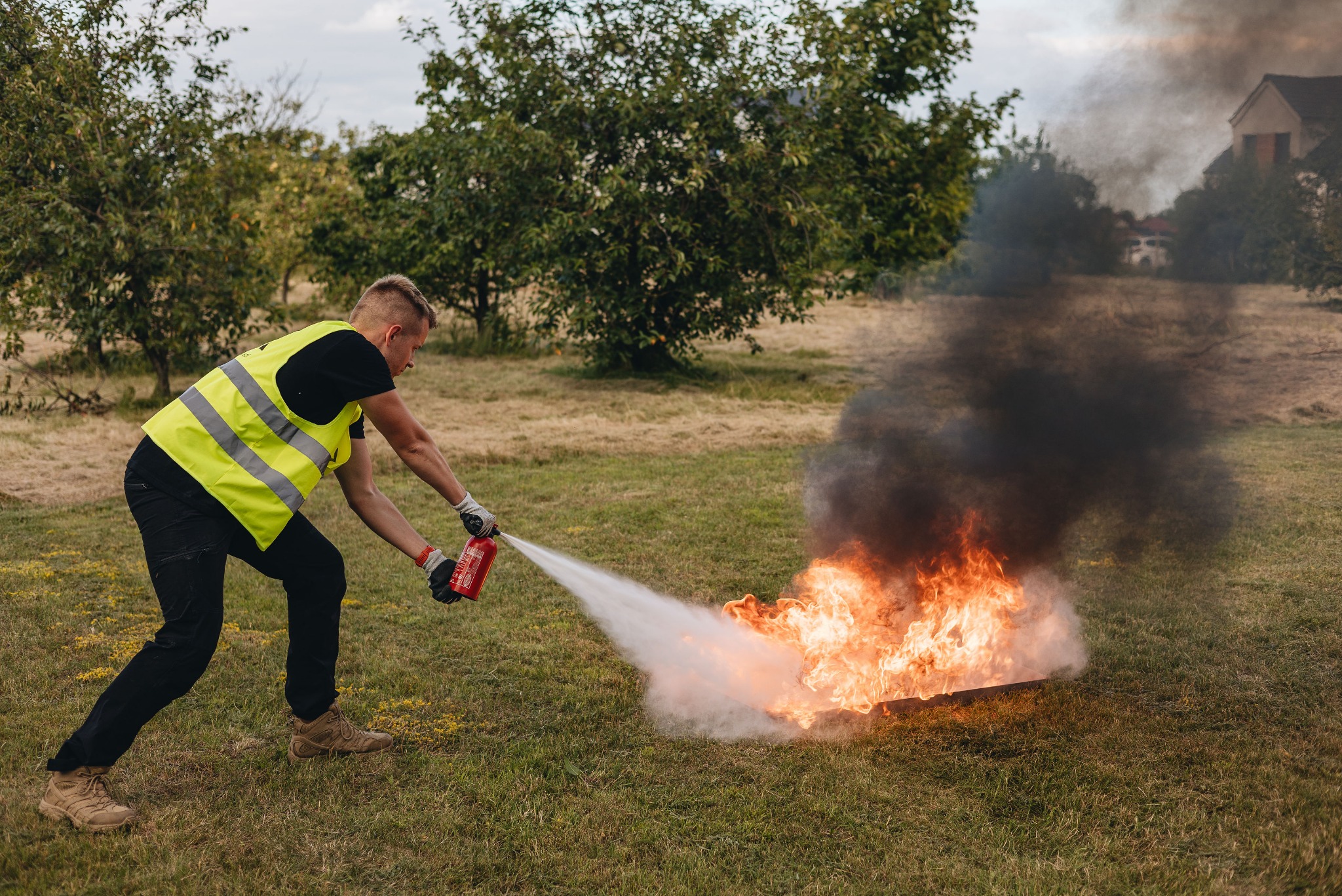 Gaszenie rozlewiska ropy za pomocą gaśnicy proszkowej.