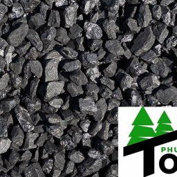 PRZEDSIĘBIORSTWO HANDLOWO - USŁUGOWE KRZYSZTOF TONDAŚ - Błyszczący ekogroszek w zbliżeniu, z widocznym logo firmy w prawym dolnym rogu. Drobne bryłki węgla antracytowego tworzą teksturę.