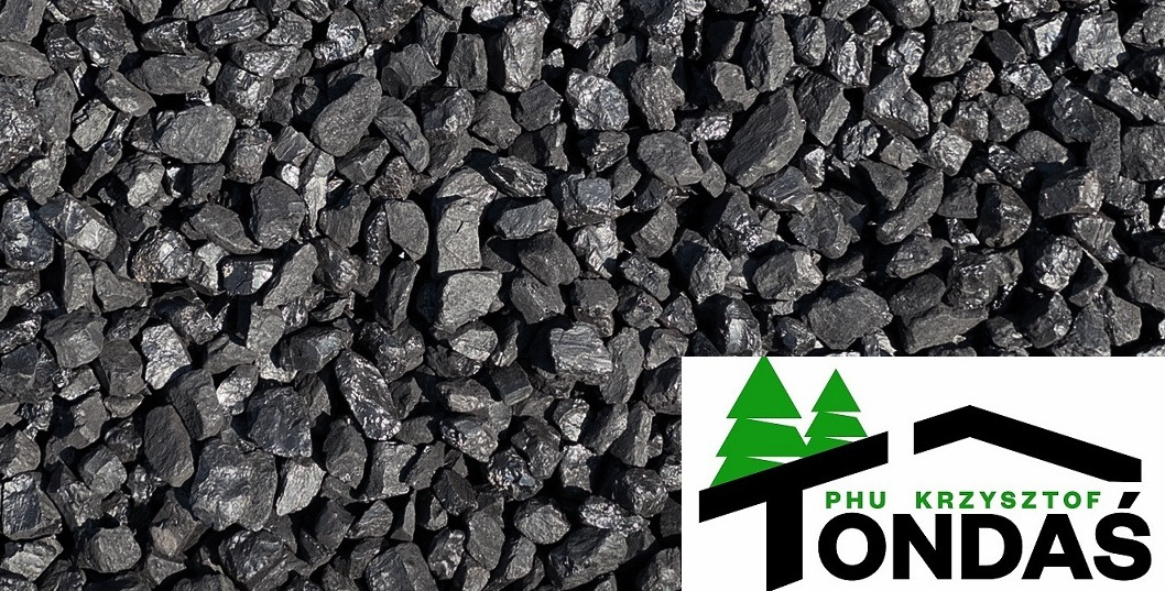 Błyszczący ekogroszek w zbliżeniu, z widocznym logo firmy w prawym dolnym rogu. Drobne bryłki węgla antracytowego tworzą teksturę.