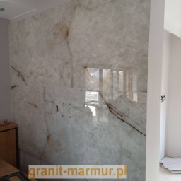 Okładzina ze spieku kwarcowego na ścianie