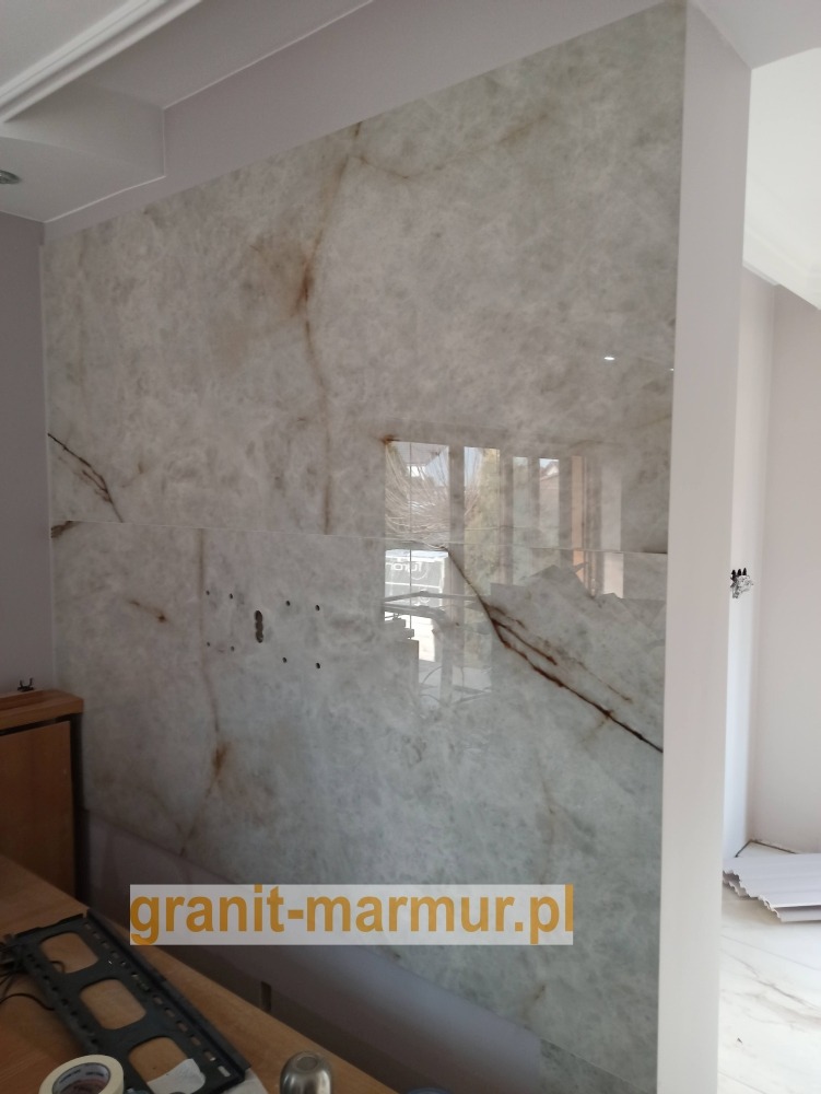 Okładzina ze spieku kwarcowego na ścianie