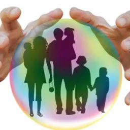 Stylizowana grafika przedstawia sylwetki rodziny w bańce, chronionej przez dłonie.