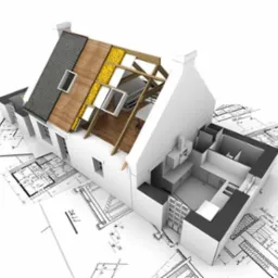 Przekrój 3D modelu domu jednorodzinnego z odsłoniętą konstrukcją dachu, izolacją i planami architektonicznymi w tle.