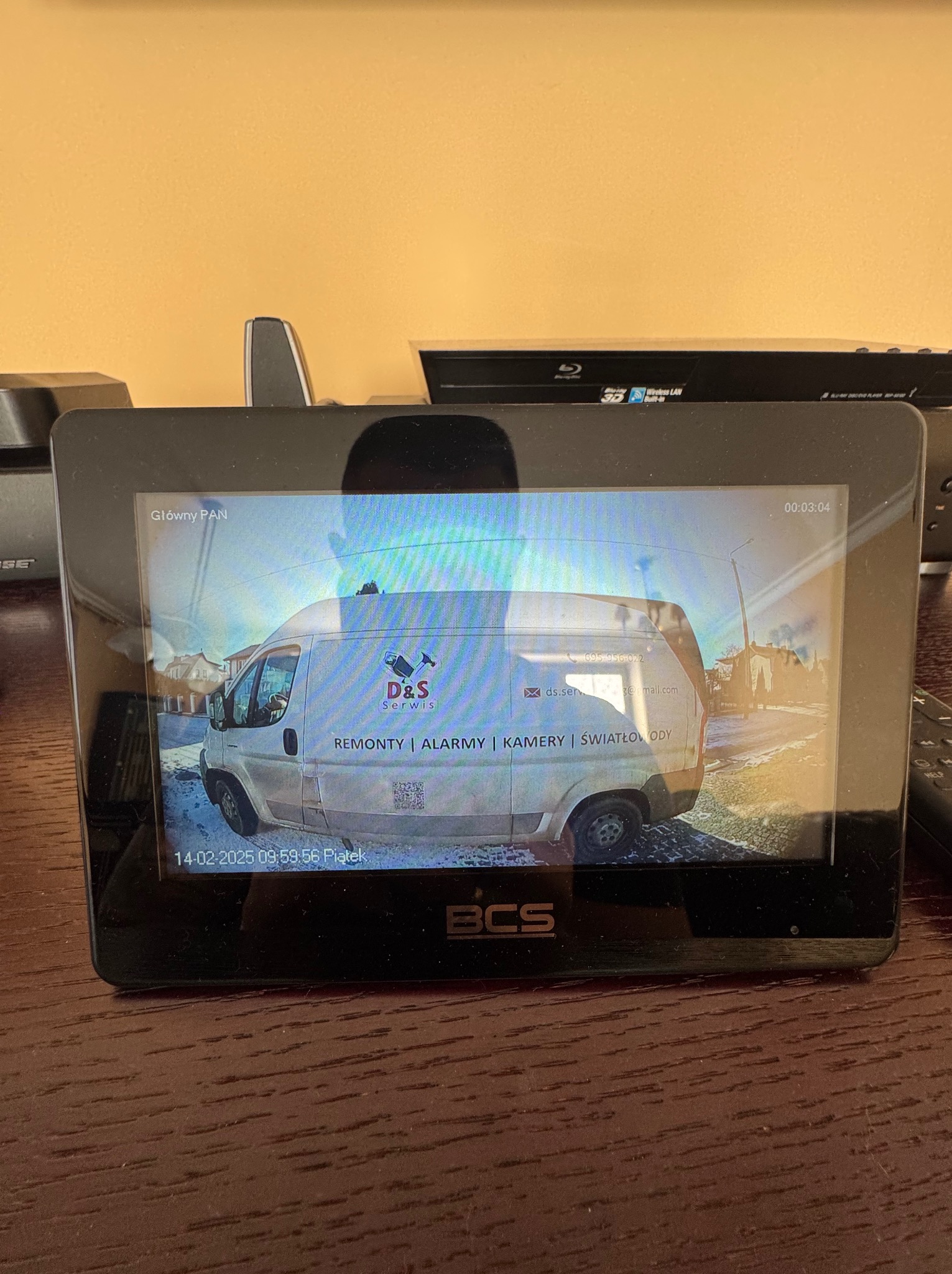 Ekran monitoringu BCS prezentuje obraz z kamery w Elblągu, na którym widać furgonetkę firmy remontowo-alarmowej D&S Serwis zaparkowaną przy ulicy w zimowy dzień.