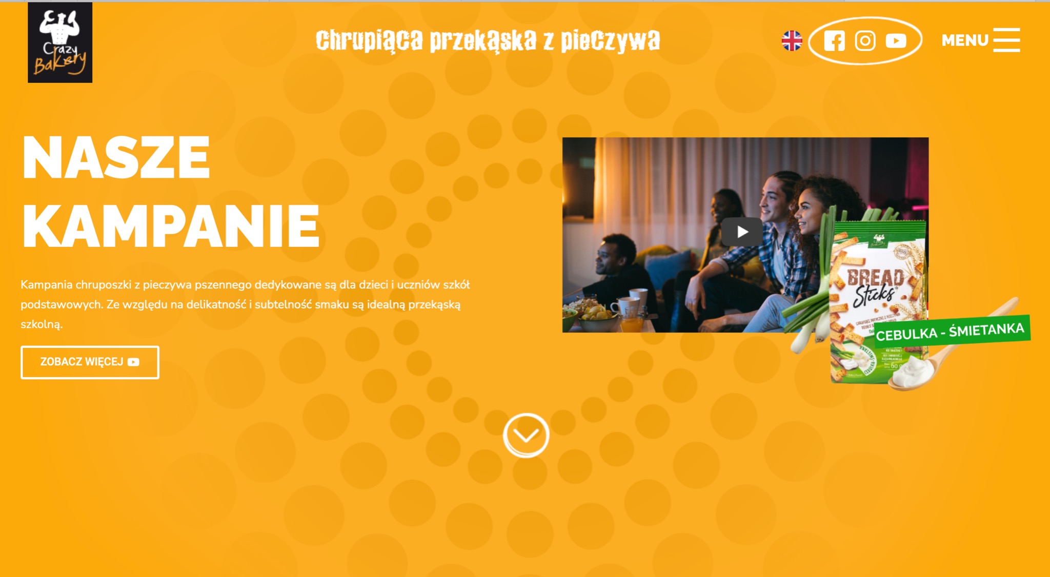 Projekt strony internetowej z motywem przekąsek dla dzieci, prezentujący paczkę chrupiących paluszków z cebulką i śmietanką oraz grupę młodych ludzi oglądających film.