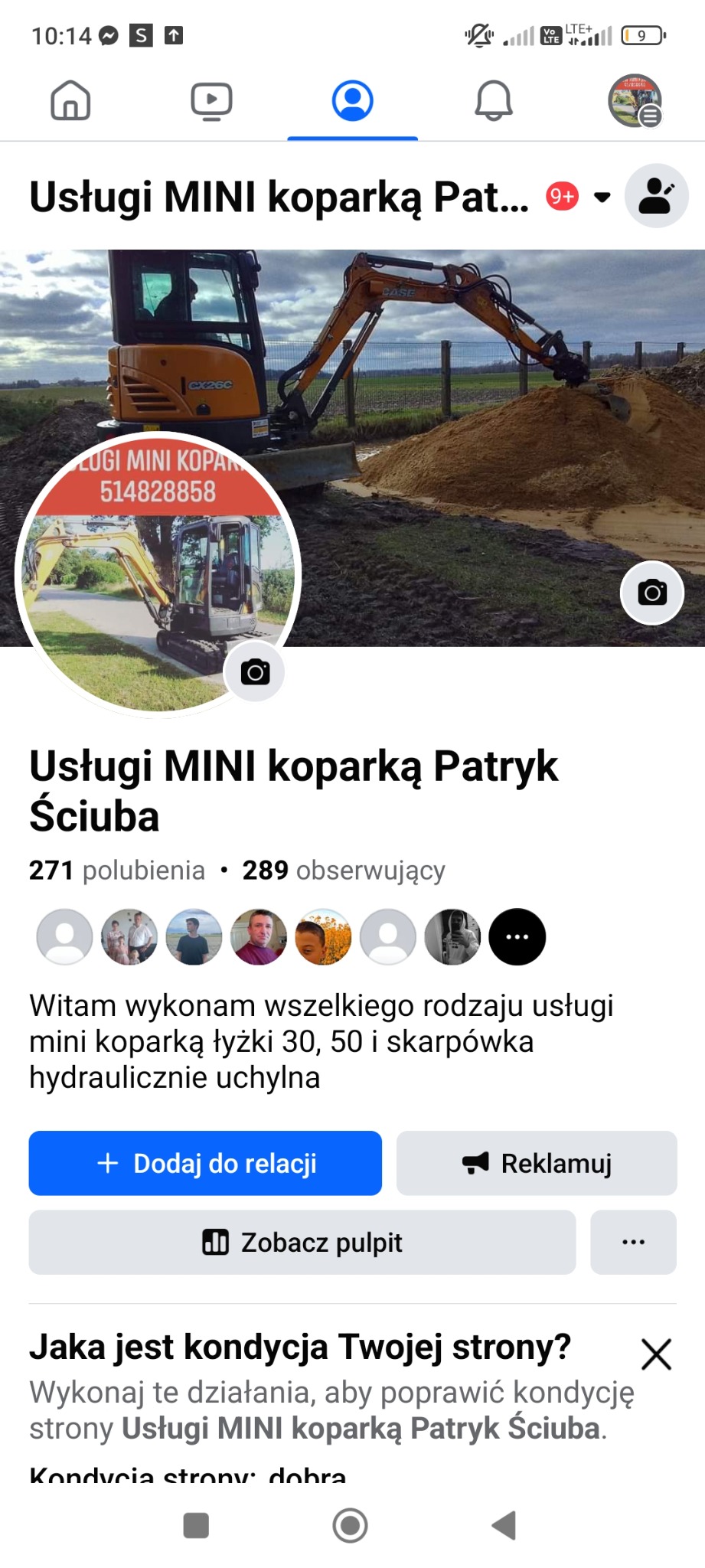Mini koparka CASE CX26C w trakcie prac ziemnych, widoczny wykopany rów i pryzma piasku, w tle ogrodzenie i zieleń, pochmurne niebo.