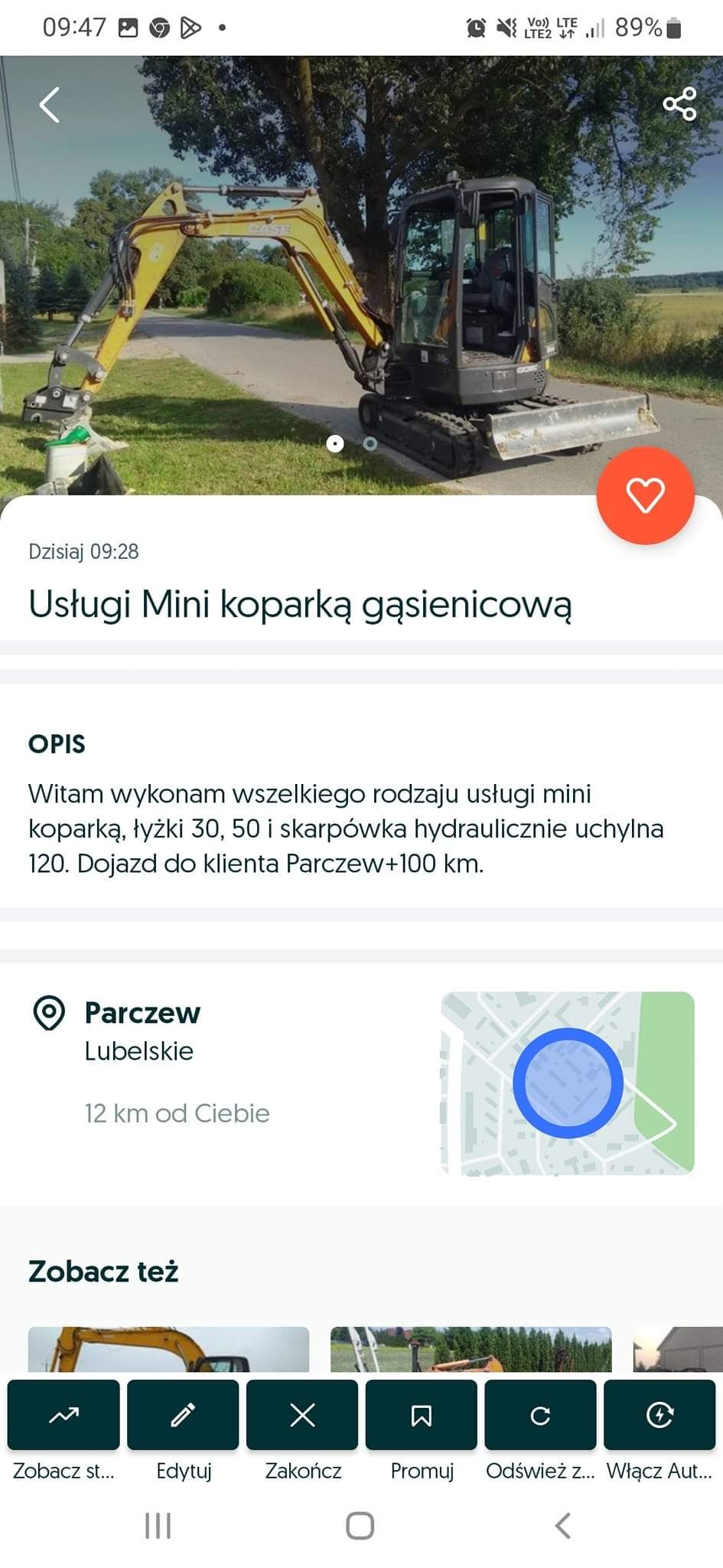 Żółto-czarna mini koparka gąsienicowa Case na poboczu asfaltowej drogi, z widocznym osprzętem do kopania przy trawniku, w tle drzewa i pola.