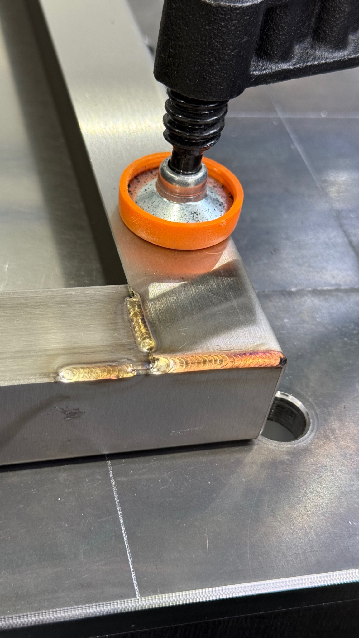 Spoina na profilu zamkniętym, zabezpieczonym ściskiem stolarskim w Suchym Dębie. Widoczne tęczowe zabarwienia na spoinie.