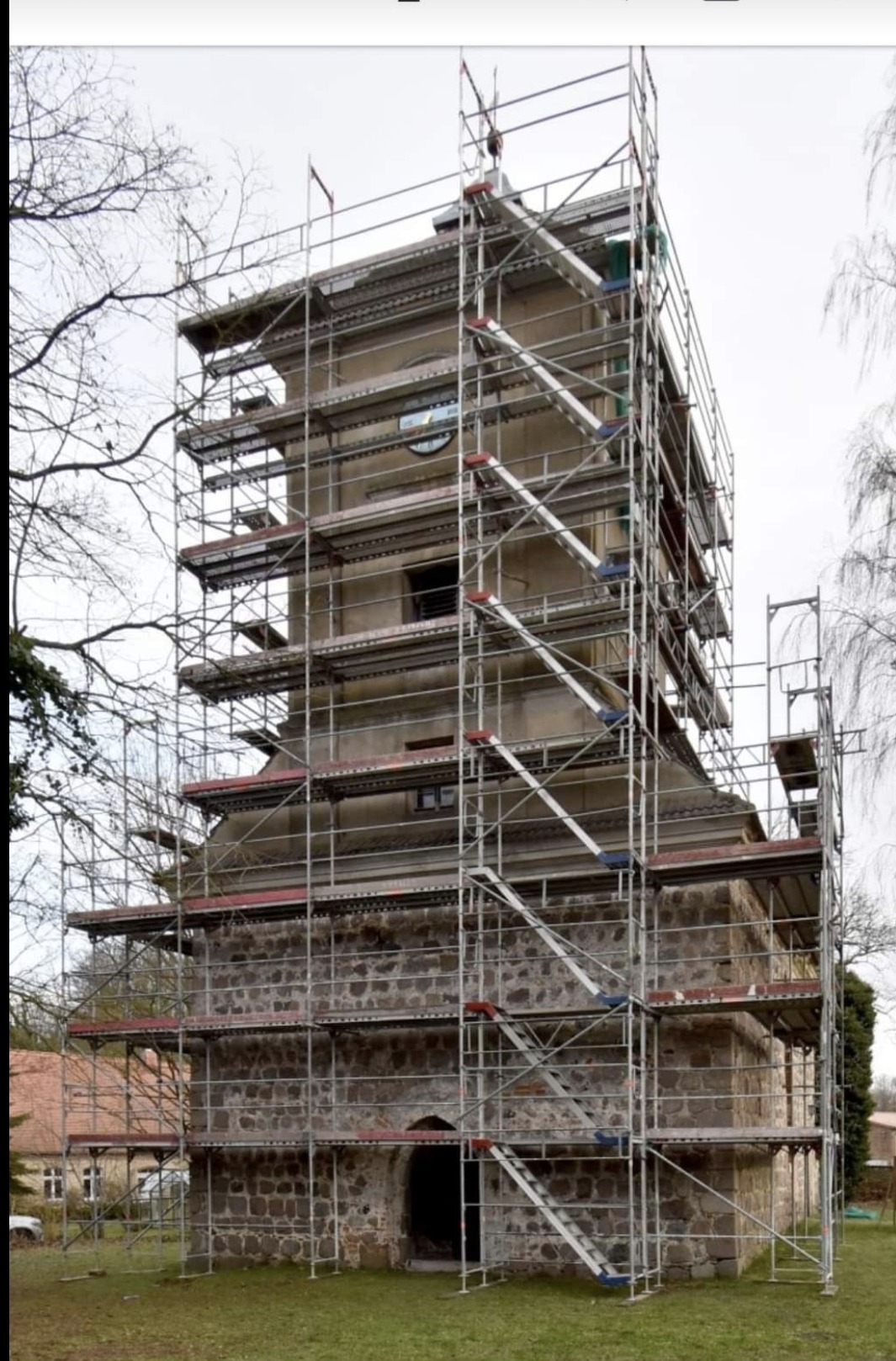 Remont wieży kościoła z XII wieku w Zabelsdorfie.