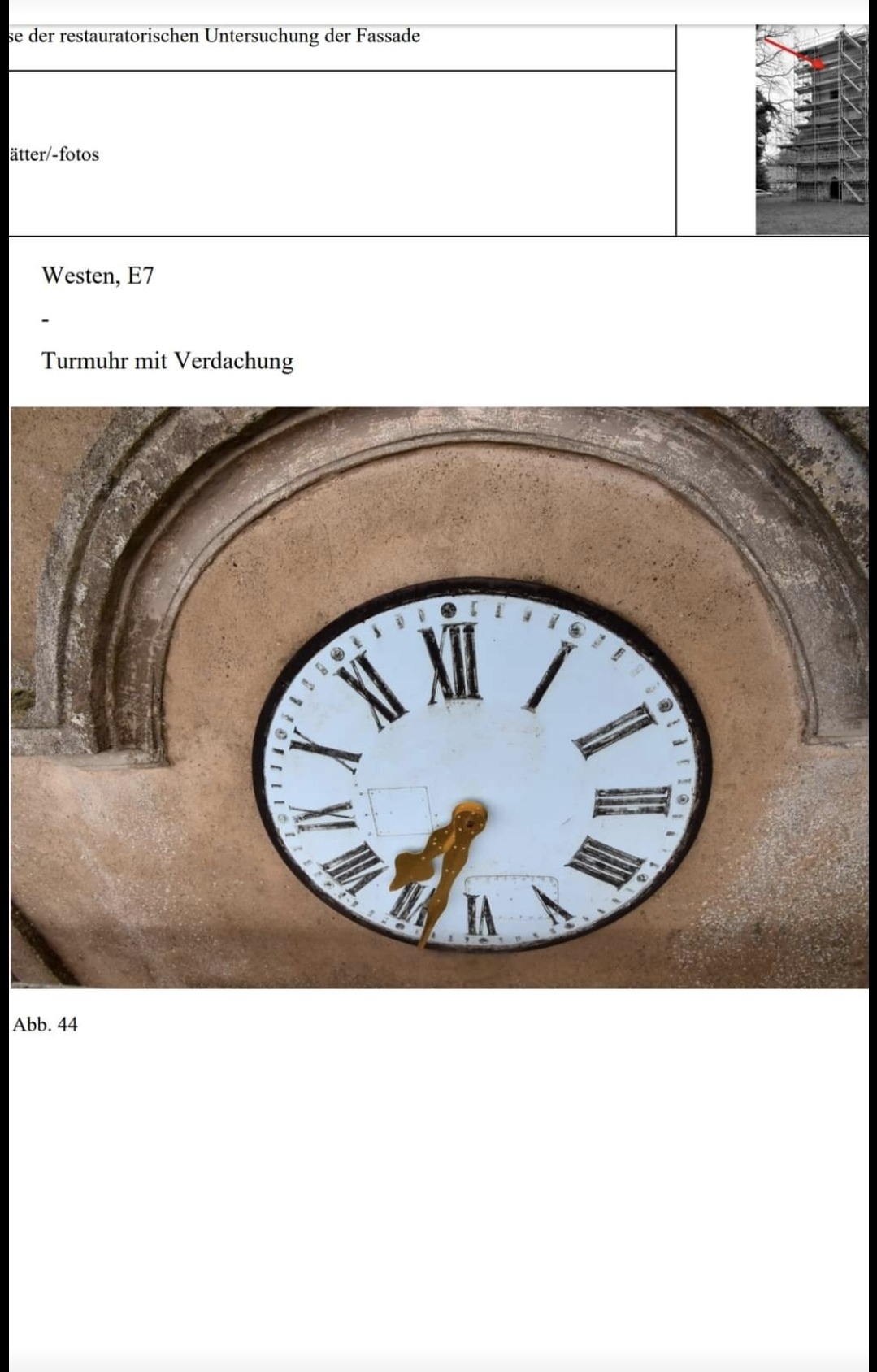 Zegar wieżowy z rzymskimi cyframi, umieszczony na starej, beżowej ścianie z kamienną ramą, wskazujący godzinę 5:25, z widocznymi śladami renowacji elewacji w tle.