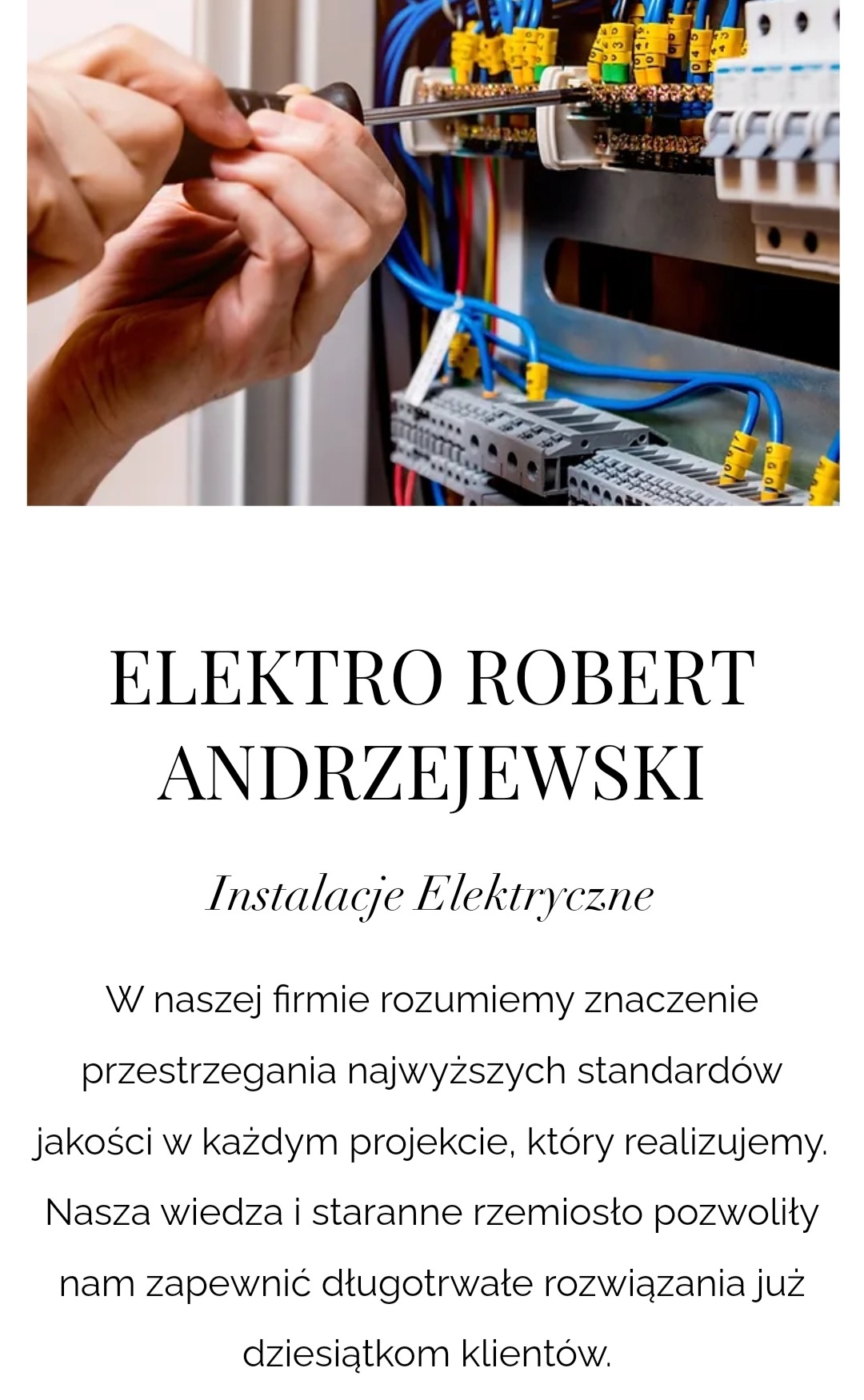 Elektryk dokręca śrubę w rozdzielnicy elektrycznej; widoczne kable, bezpieczniki i listwy zaciskowe.