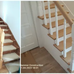 Dwa ujęcia schodów: po lewej drewniane schody z beżową wykładziną, z butami u dołu; po prawej schody z jasnego drewna z białymi balustradami, z widoczną podłogą i fragmentem drzwi.