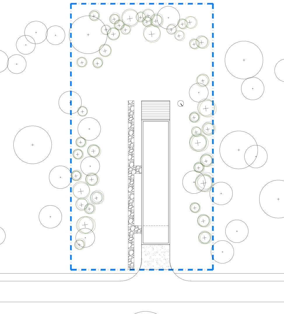 Plan zagospodarowania terenu z widokiem z góry na budynek, zieleń i elementami małej architektury, otoczony niebieską linią.