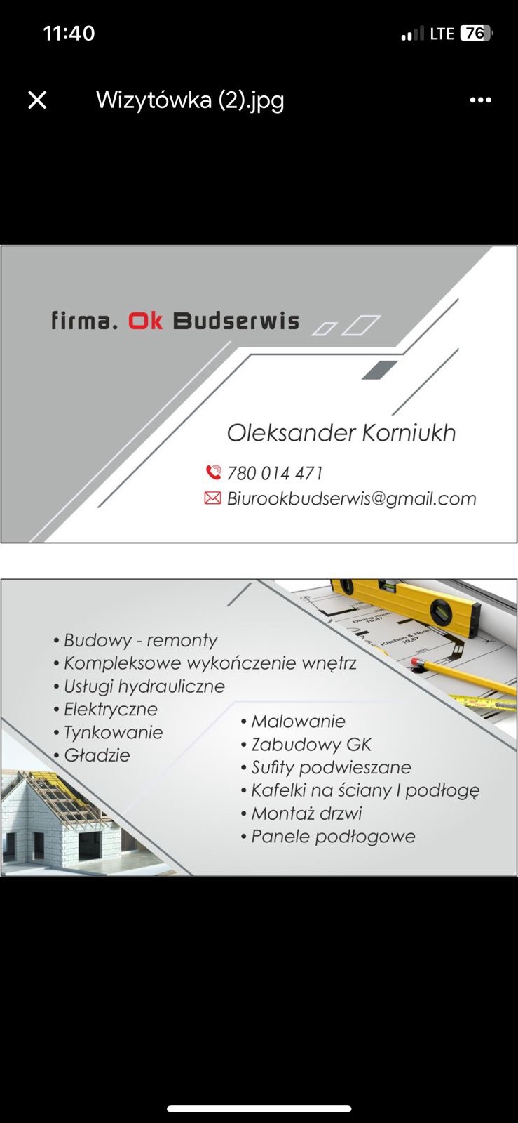 Wizytówka firmy budowlanej Ok Budserwis z danymi kontaktowymi i listą oferowanych usług, w tle schemat budynku z poziomicą i ołówkiem.