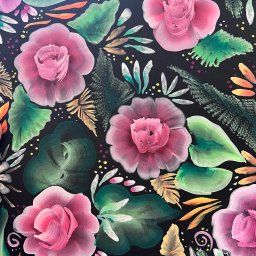 NEUMANN -Alicja Gołuchowska-Neumann - Ręcznie malowany wzór kwiatowy z różowymi różami i zielonymi liśćmi na czarnym tle, z widocznymi pociągnięciami pędzla i drobnymi detalami w odcieniach bieli, pomarańczy i złota.