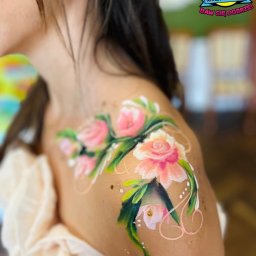 Artystyczne malowanie ciała i twarzy to świetna atrakcja na każdą imprezę.