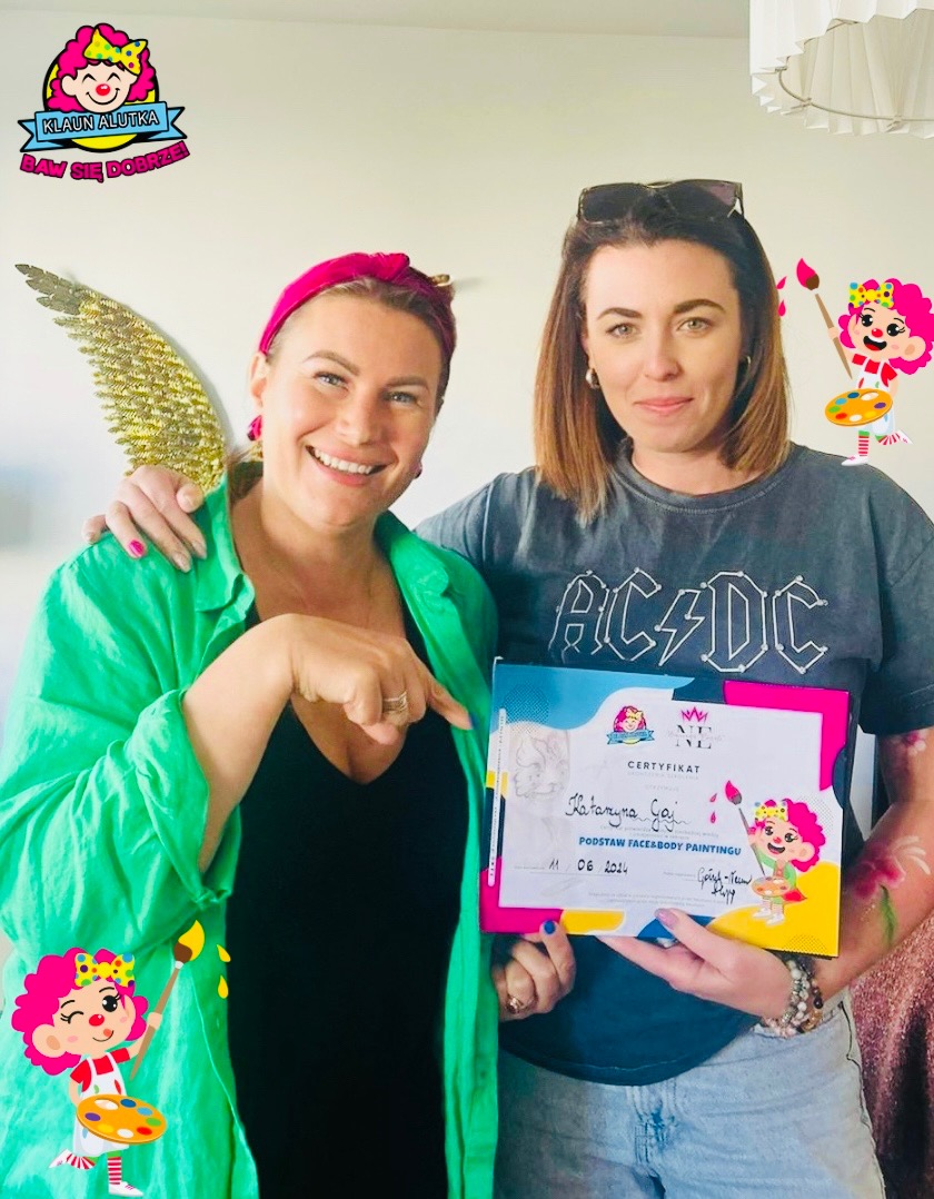 Dwie uśmiechnięte kobiety pozują trzymając certyfikat ukończenia kursu 'Podstaw Face&Body Paintingu', jedna z nich ma doczepione złote skrzydła i logo firmy 'Klaun Alutka'.