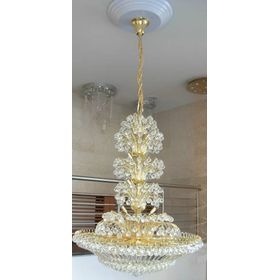 Złoty, kryształowy żyrandol kaskadowy w mieszkaniu w Katowicach, widok od dołu, z widocznymi elementami dekoracyjnymi.