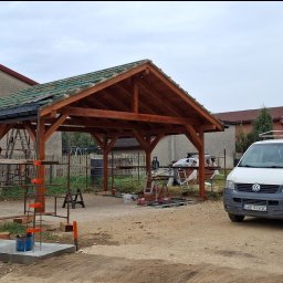 IVAN SHEVCHUK PRO100BUD - Drewniana altana w trakcie budowy w Siewierzu, widoczne materiały budowlane, rusztowania i samochód dostawczy na tle domów.