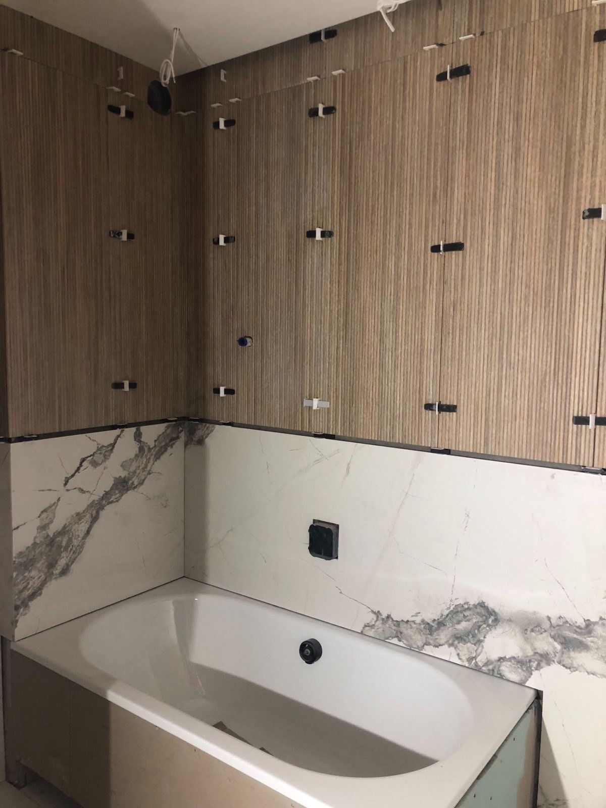 Możliwe z białym montażem.