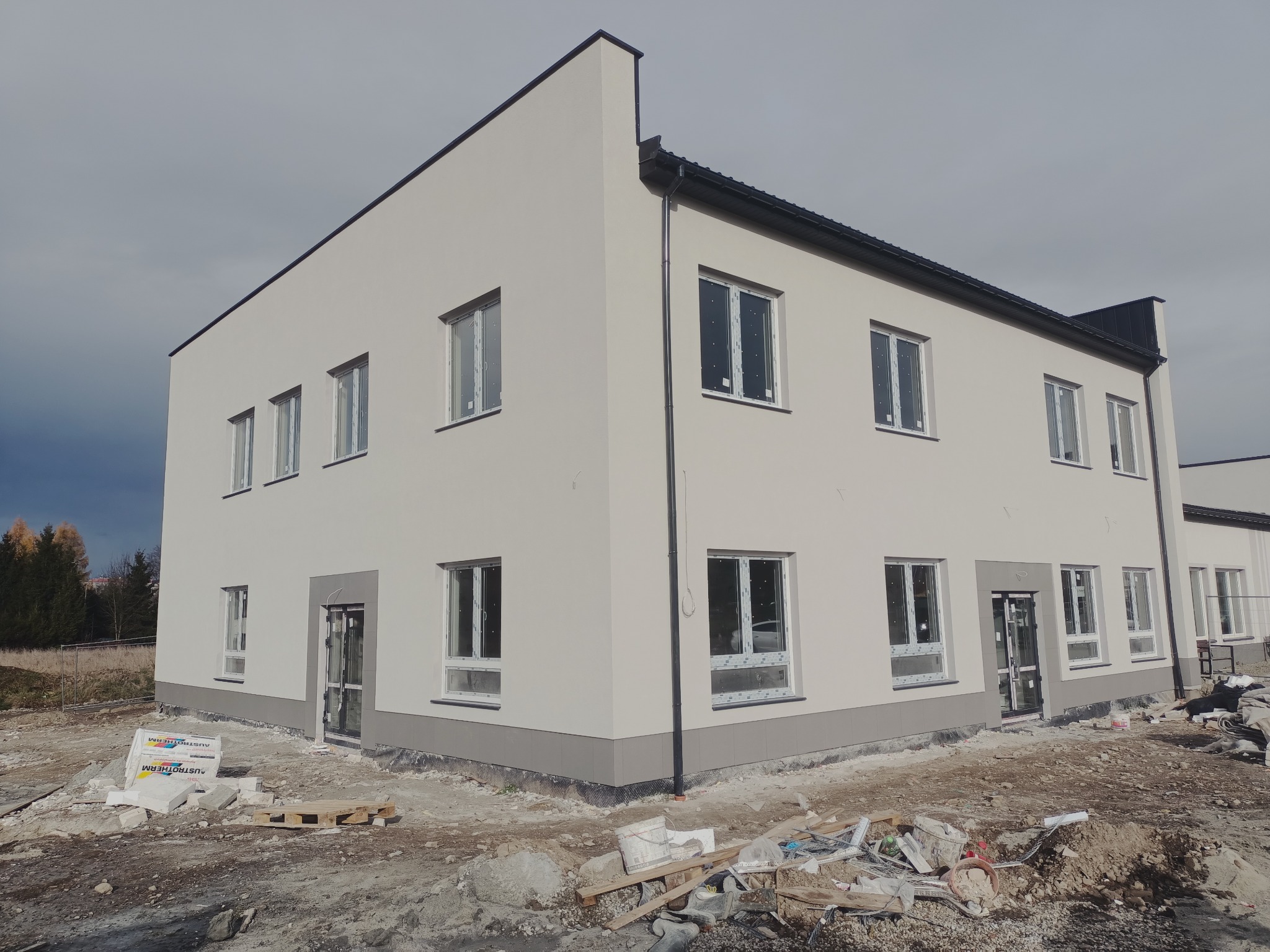 Ukończony projekt ,Elewacja budynku szkolnego wraz z wykończeniami kafelkowymi wokół drzwi i spodem budynku.