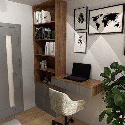 MZ InteriorDesign - Wizualizacja domowego biura z drewnianym regałem, biurkiem z szufladą, krzesłem obrotowym i laptopem, uzupełniona o grafiki na ścianie i roślinę doniczkową.