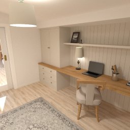 MZ InteriorDesign - Jasne biuro w domu: biurko z drewna, białe szafki, krzesło z beżową tapicerką, laptop, lampka i roślina doniczkowa. Widok na przeszklone drzwi i dywan.