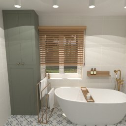 MZ InteriorDesign - Nowoczesna łazienka z wolnostojącą wanną, drewnianymi żaluzjami i zieloną szafką. Uwagę przykuwa wzorzysta podłoga i złota armatura, tworząc elegancki klimat.