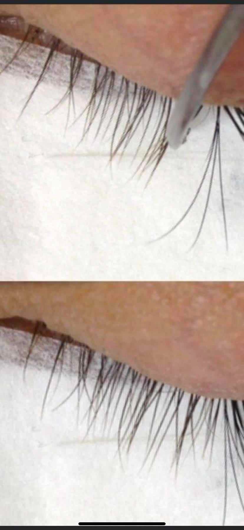 Zbliżenie na oko z rzęsami podczas zabiegu przedłużania; widoczne pincety i pojedyncze sztuczne rzęsy na białym tle.