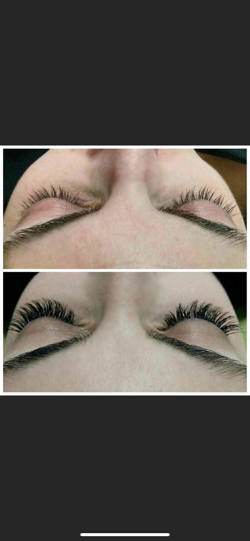 Zbliżenie na oczy przed i po zabiegu przedłużania rzęs, widoczna różnica w gęstości i długości rzęs, ujęcie z góry.