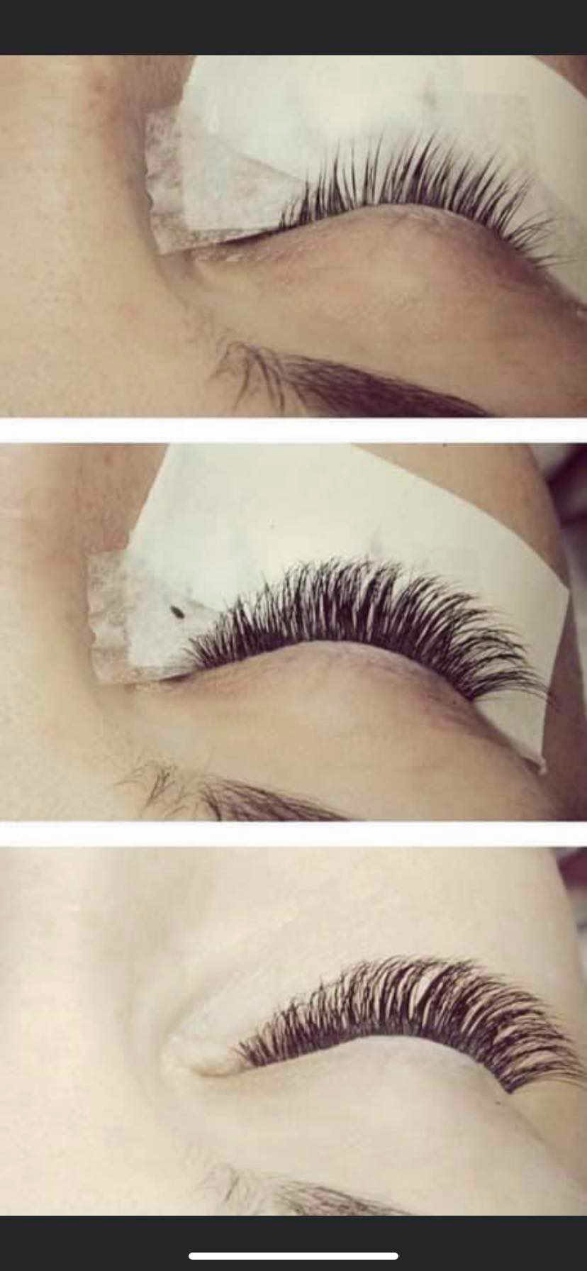 Zbliżenie na oko z długimi, gęstymi, świeżo przedłużonymi rzęsami. Na górnej powiece widoczny biały plasterek zabezpieczający dolne rzęsy podczas zabiegu.