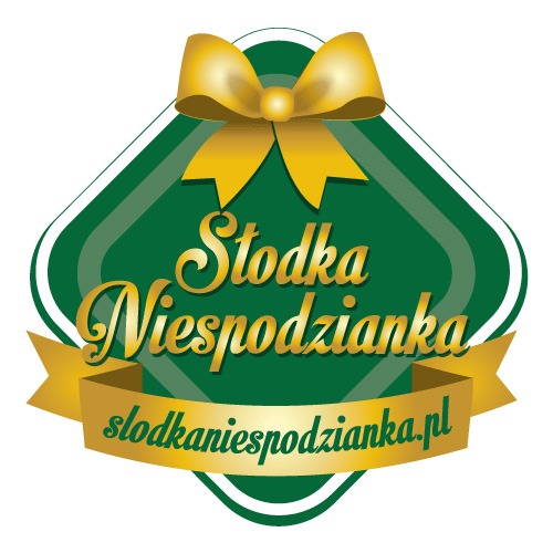 Graficzne logo firmy oferującej upominki, z zielonym tłem w kształcie rombu, złotym napisem 'Słodka Niespodzianka', złotą wstążką i kokardą, oraz adresem strony internetowej.