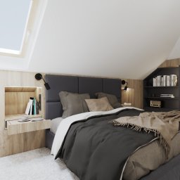 Margareta Gulczyńska GUMA Studio Projektowania Wnętrz - Sypialnia na poddaszu z oknem dachowym, szarą tapicerowaną ścianą, drewnianą szafką nocną z wysuwanym blatem i półkami, oraz ciemnym regałem z książkami.