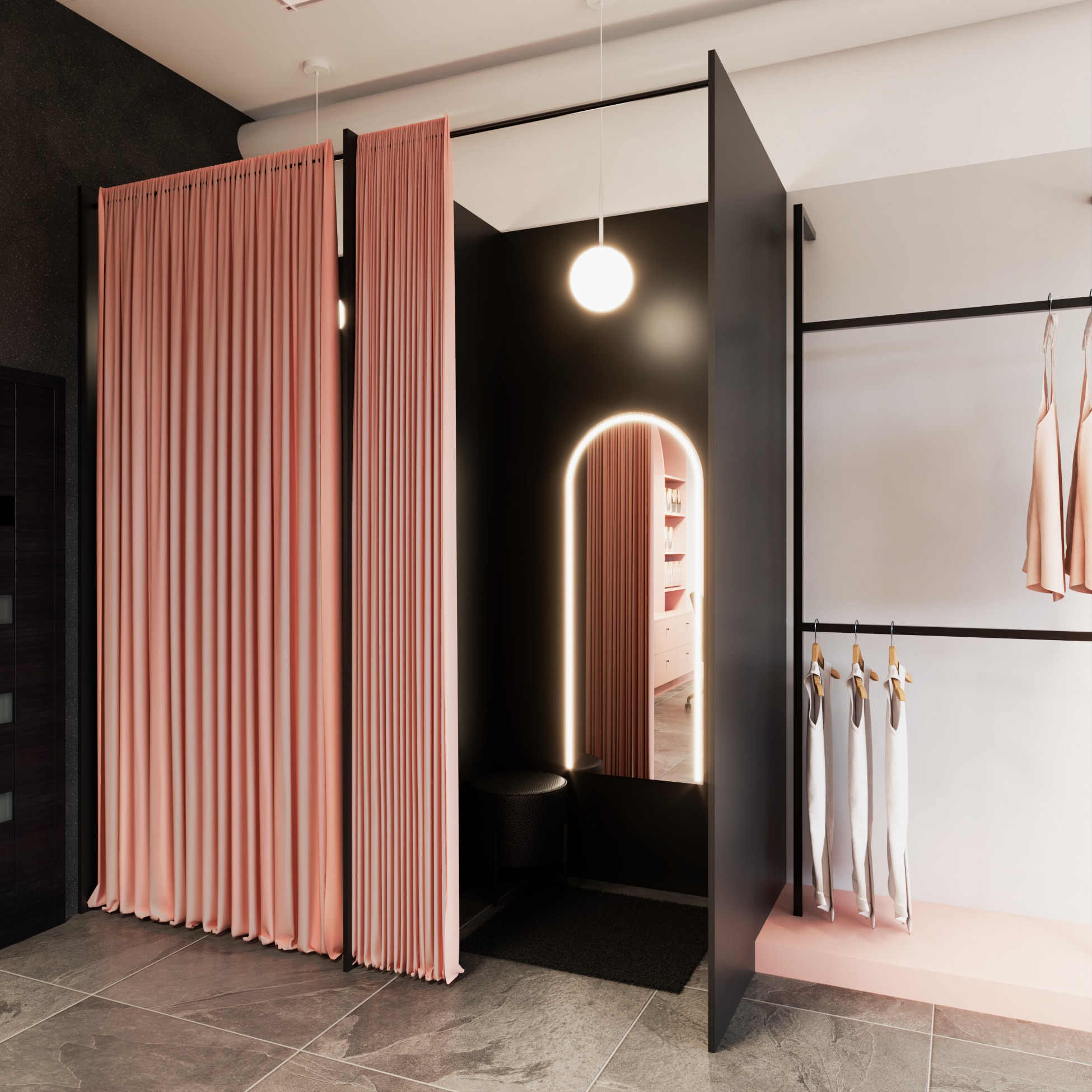 Stylowa przymierzalnia z pudrowo-różowymi zasłonami, czarnymi ściankami i podświetlanym lustrem w kształcie łuku. Widoczne ubrania na wieszakach i szara podłoga.
