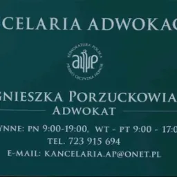 Znak informacyjny Kancelarii Adwokackiej Agnieszki Porzuckowiak z logo w kolorze zielonym, zawierający godziny otwarcia i dane kontaktowe.