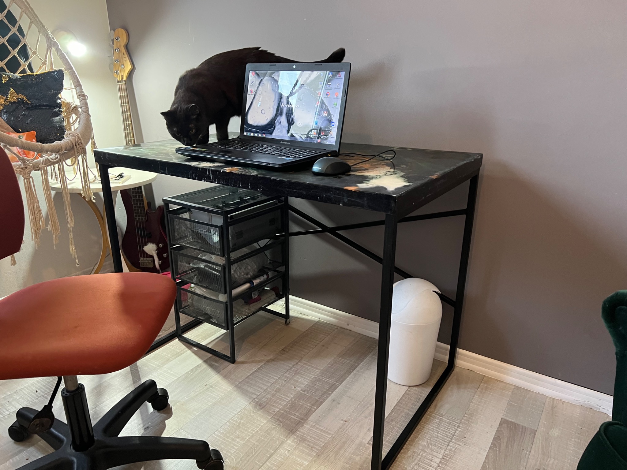 Biurko w stylu industrialnym własnej aranżacji blatu z żywicy epoksydowej malowany proszkowo