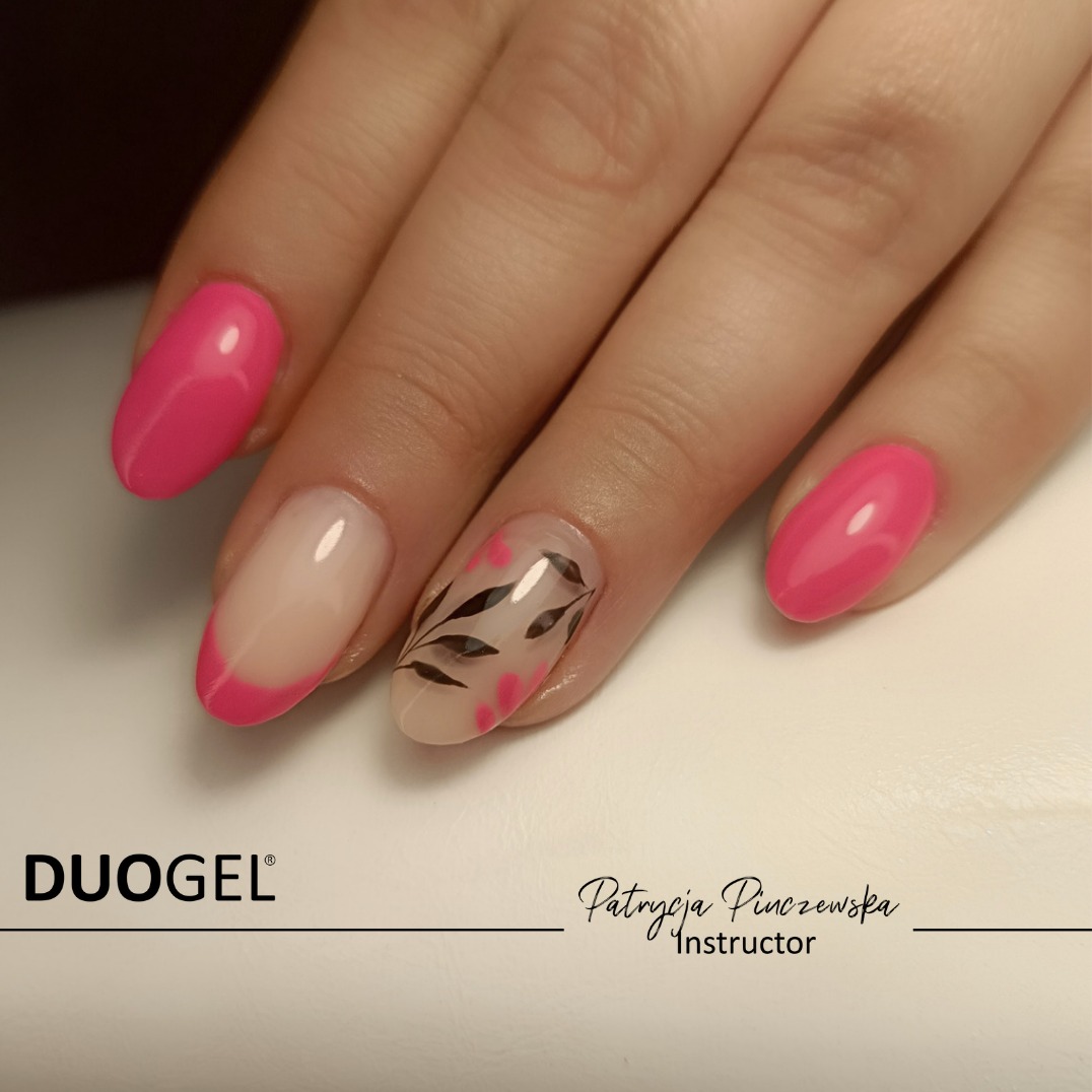 Dłoń z pomalowanymi paznokciami: trzy w kolorze intensywnego różu, jeden w stylu french manicure z różową końcówką, a jeden z motywem czarnych gałązek i różowych kropek. Widoczne logo DUOGEL...