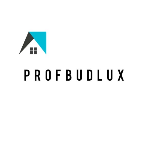 Logo firmy PROFBUDLUX z graficznym symbolem domu z niebiesko-szarym dachem.