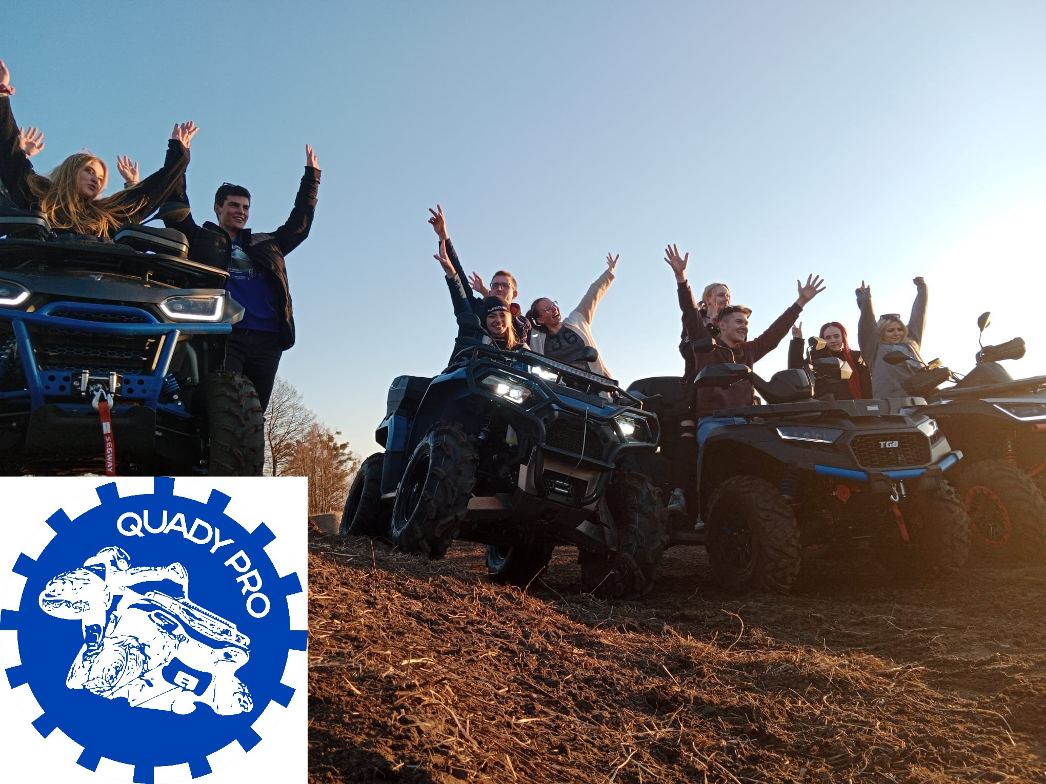 Grupa młodych ludzi z podniesionymi rękami, siedzących na czterech quadach na nierównym terenie z logiem 'Quady Pro' w lewym dolnym rogu.