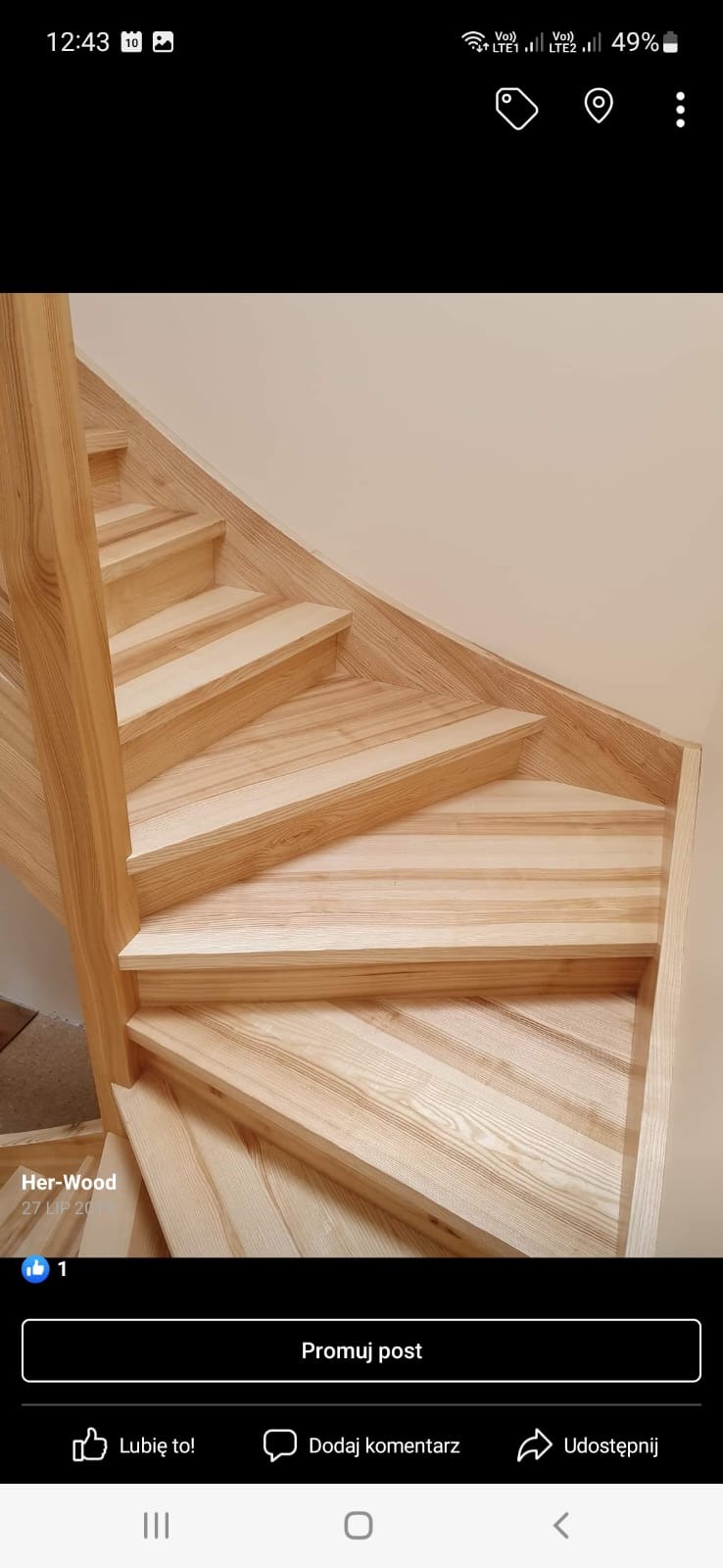 Jasne, drewniane schody z giętymi stopniami i balustradą, widok z góry, naturalne wykończenie drewna.