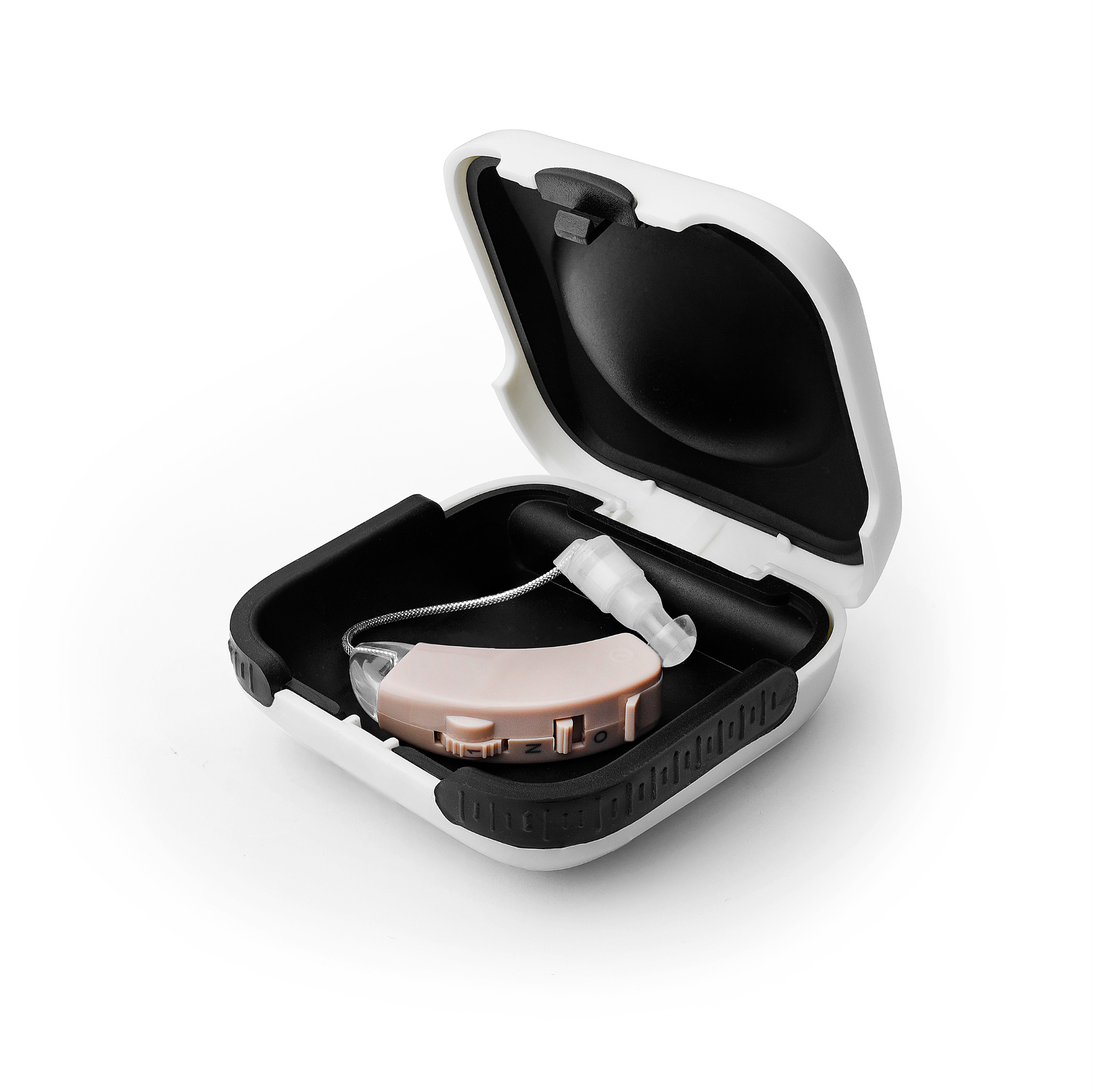 Beżowy aparat słuchowy w czarno-białym etui z otwartą klapką, widoczny przewód i wkładka douszna.