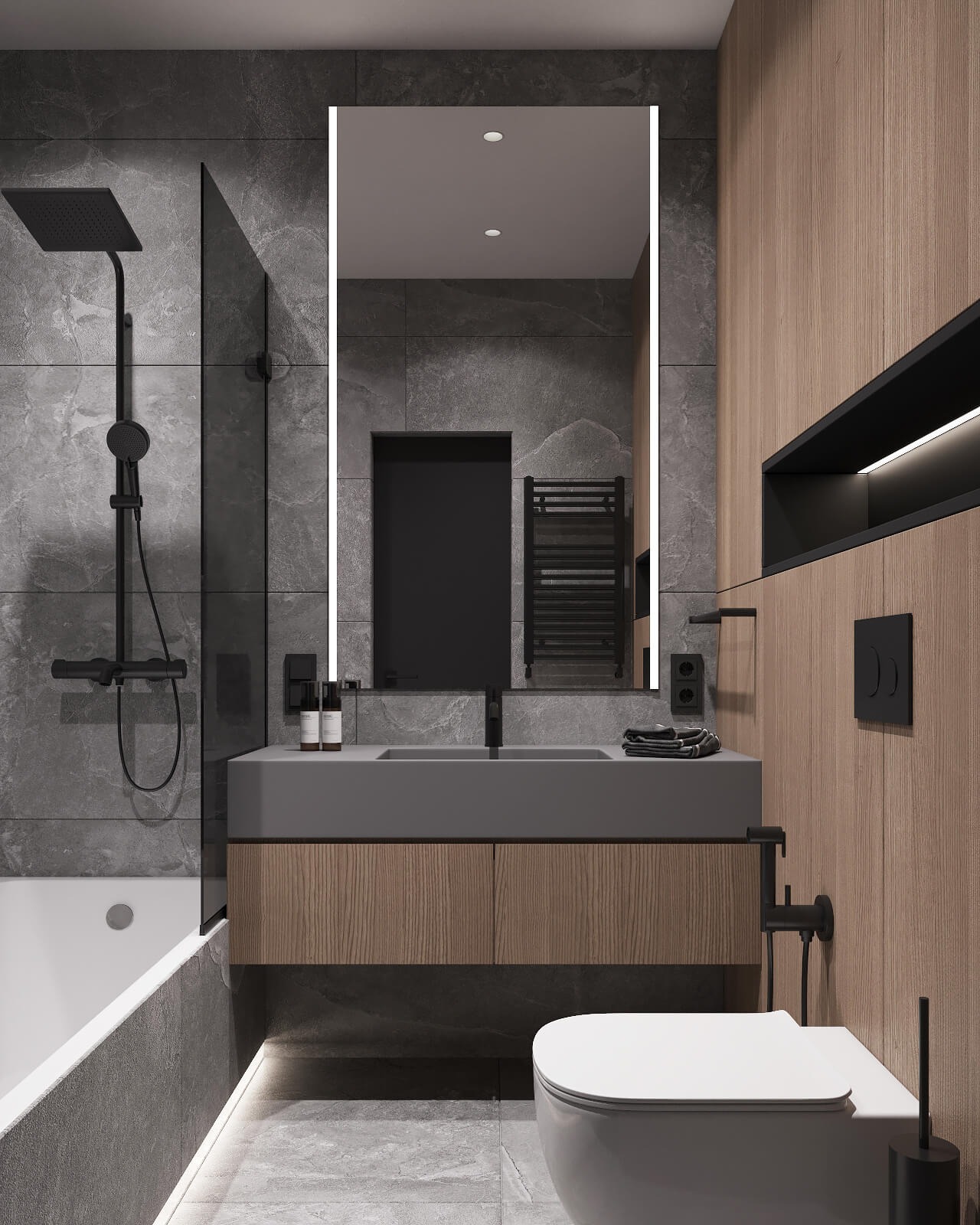 Nowoczesna łazienka z szarymi płytkami imitującymi kamień, drewnianymi panelami, podświetlanym lustrem i czarną armaturą, widok na umywalkę, toaletę i kabinę prysznicową.