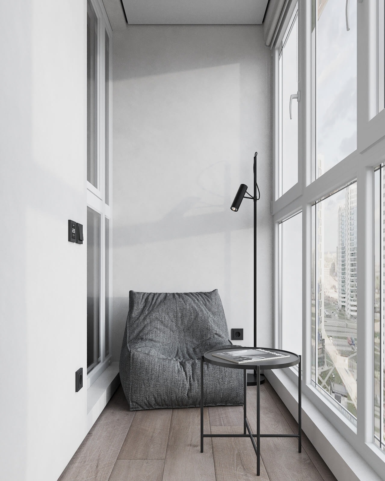 Nowoczesny balkon w odcieniach szarości i bieli z dużym oknem, szarą pufą, stolikiem kawowym i czarną lampą podłogową.