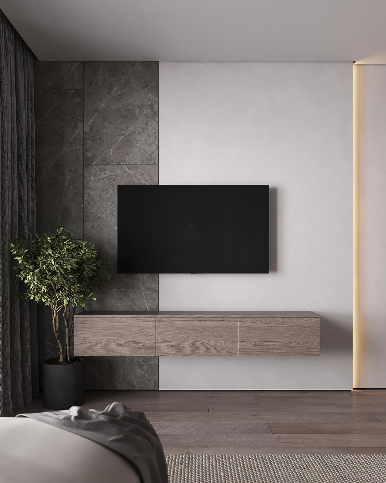 Minimalistyczny salon z telewizorem na ścianie, szafką RTV z forniru dębowego, ścianą wykończoną marmurem i rośliną doniczkową w czarnej donicy.