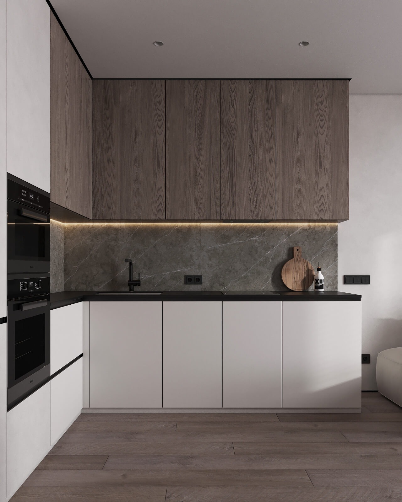 Minimalistyczna kuchnia z białymi szafkami dolnymi i drewnianymi górnymi, czarnym blatem i marmurowym backsplashiem podświetlonym ledami, deska do krojenia i butelka oleju na blacie.