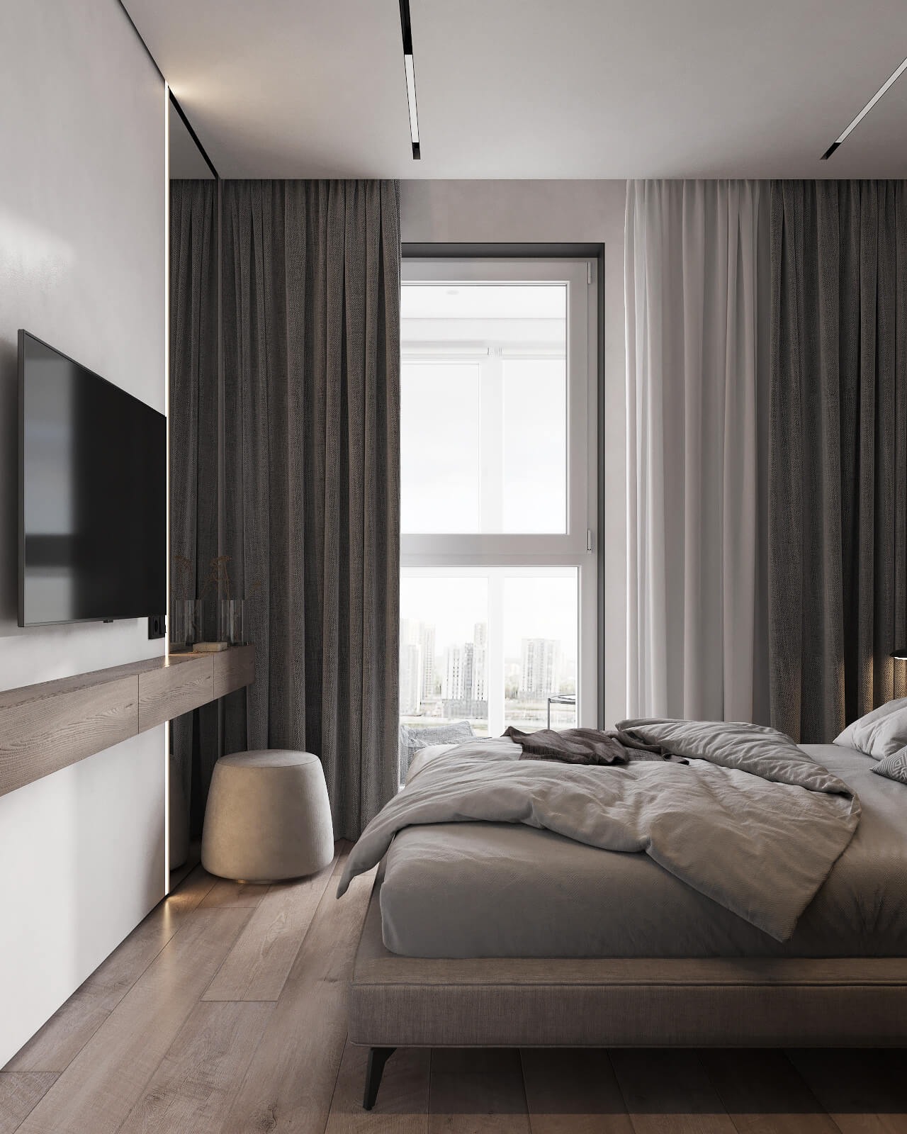 Nowoczesna sypialnia z łóżkiem w odcieniach szarości, telewizorem na ścianie z podświetleniem LED, stolikiem i oknem z widokiem na miasto.