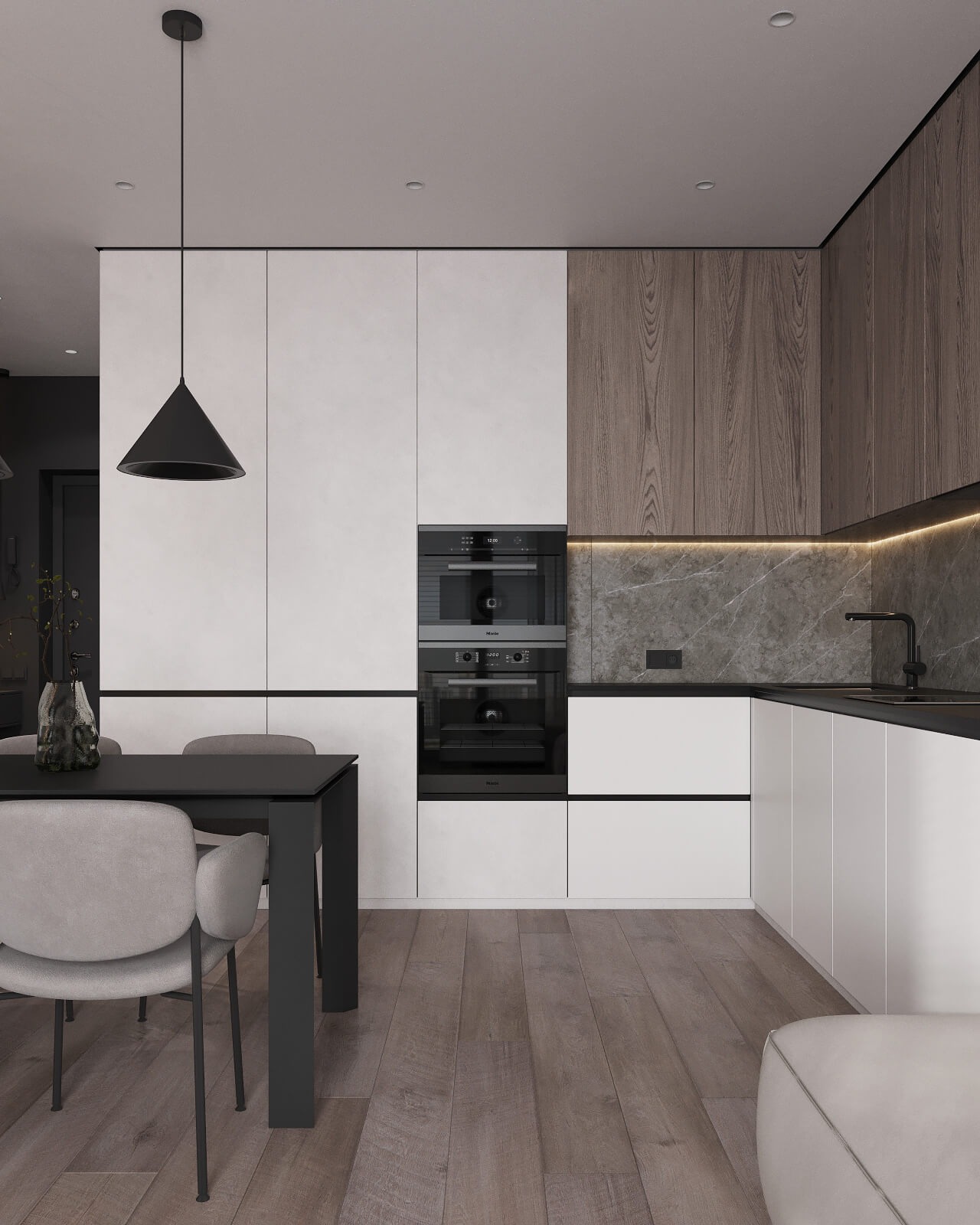 Nowoczesna kuchnia z drewnianą podłogą, białymi szafkami, marmurowym backsplashiem, czarnym blatem i stołem z krzesłami w szarościach. Oświetlenie punktowe i wisząca lampa nad stołem.