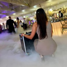 PHU KAR-EVENTS - Obsługa ciężkiego dymu na parkiecie podczas pierwszego tańca pary młodej, widok zza urządzenia.