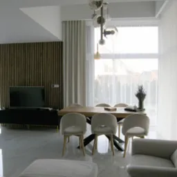 Jasne wnętrze salonu z drewnianą ścianą, stołem i krzesłami, oświetlone nowoczesną lampą wiszącą z kulistymi kloszami